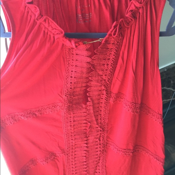 Gorgeous Elie Tahari red top w/gold chain accent - Picture 4 of 4